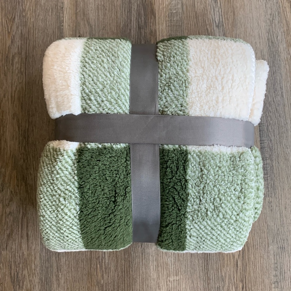 Throw blanket from Hometrends